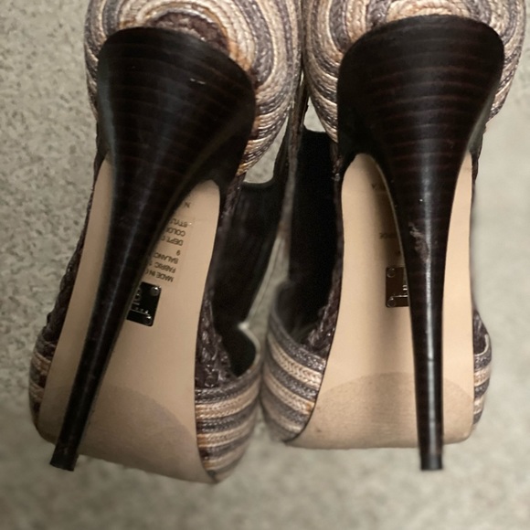 Platform heel with unique design pattern. - Picture 5 of 6